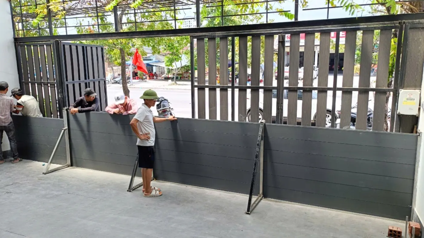 Dựng vách ngăn chống ngập có thanh chống chéo ở cổng rào