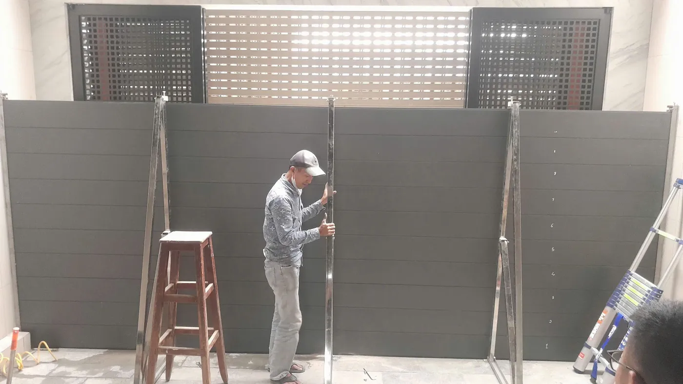 Kỹ thuật viên dựng vách ngăn chống ngập