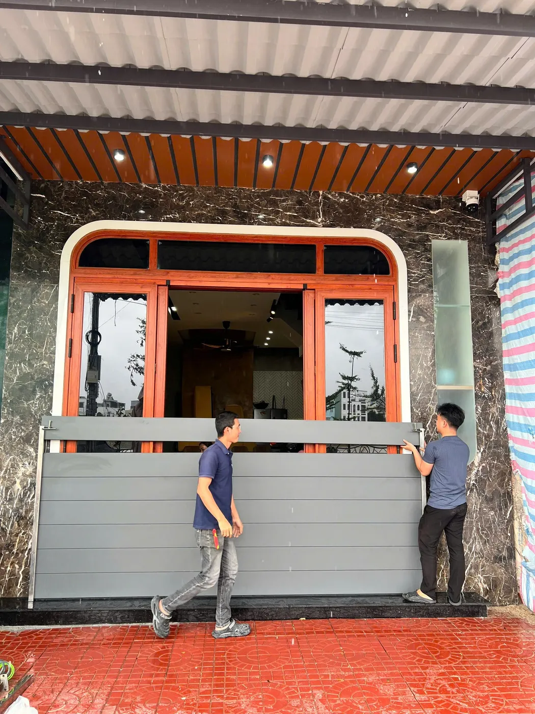 Lắp vách ngăn chống ngập ở mặt tiền nhà