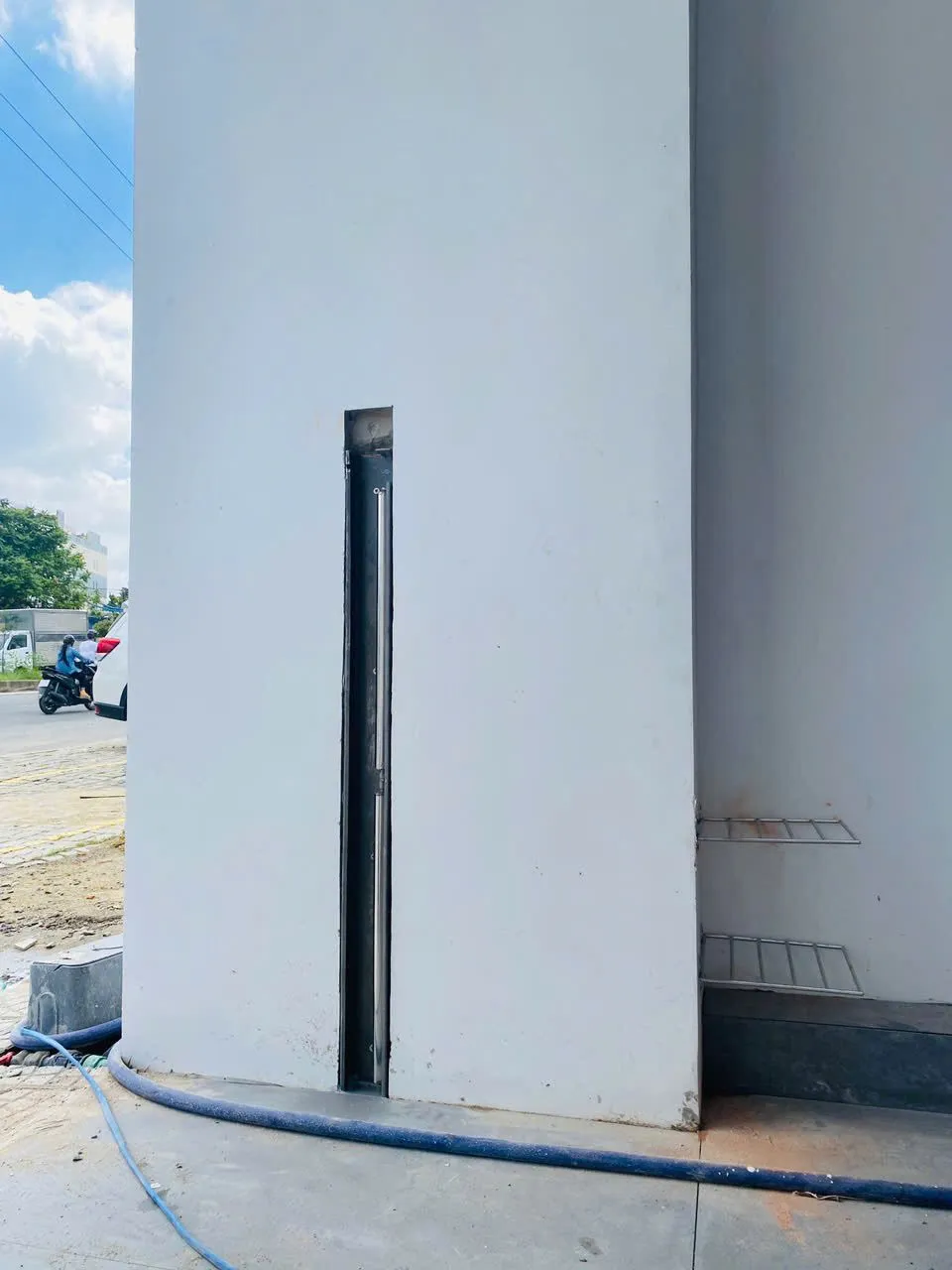 Rãnh trụ vách ngăn chống ngập âm tường, gọn khi không dựng tấm