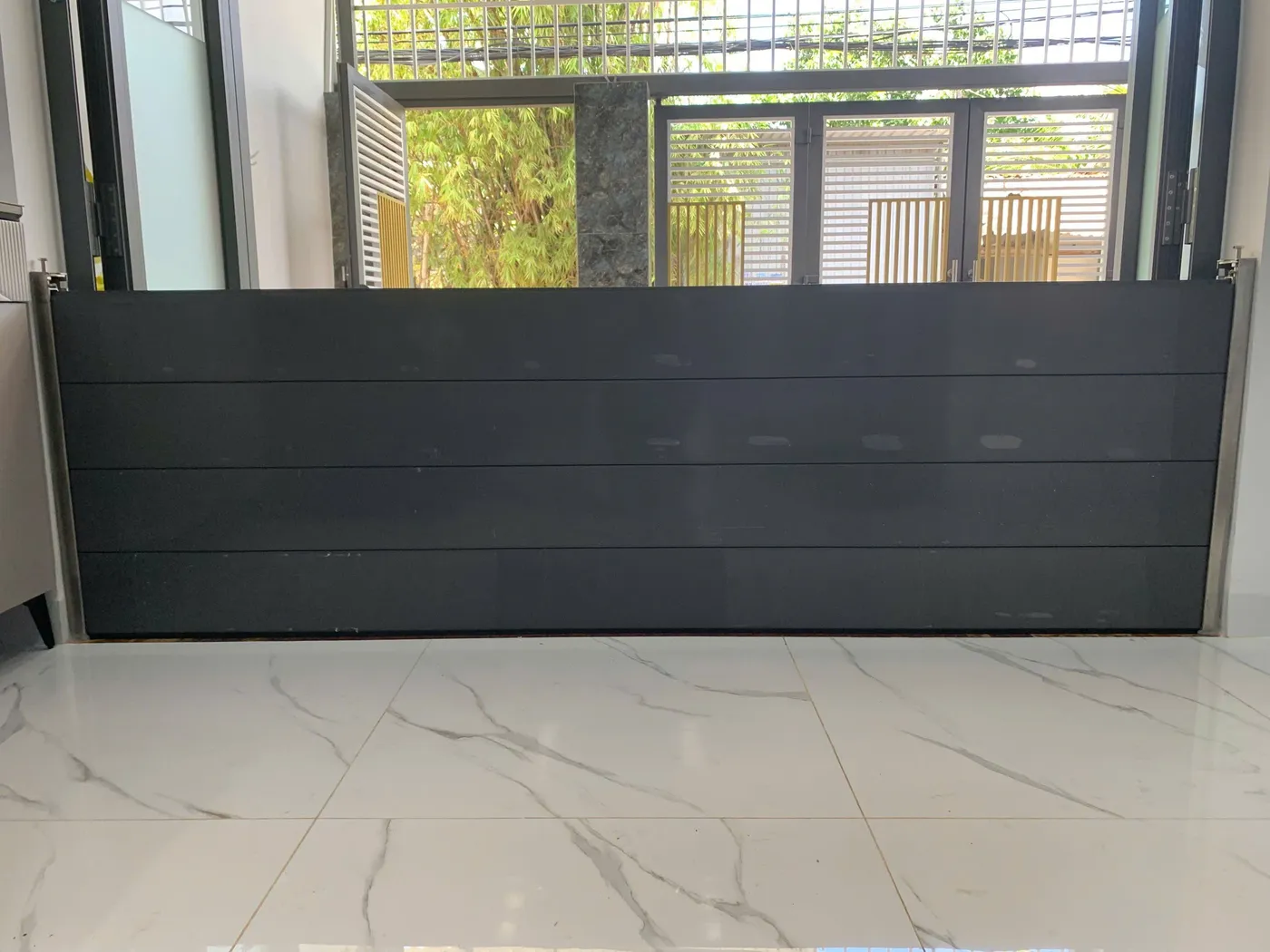 Vách ngăn chống ngập trước cửa kính nhà phố