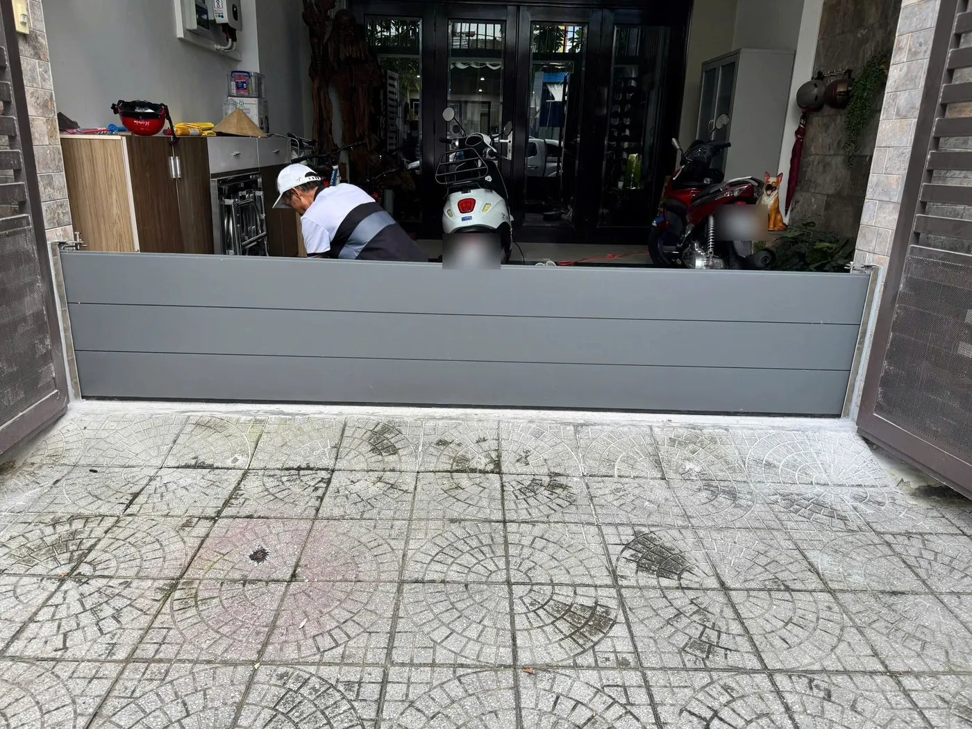 Vách ngăn chống ngập lắp ráp chắn cửa nhà phố có chỗ để xe