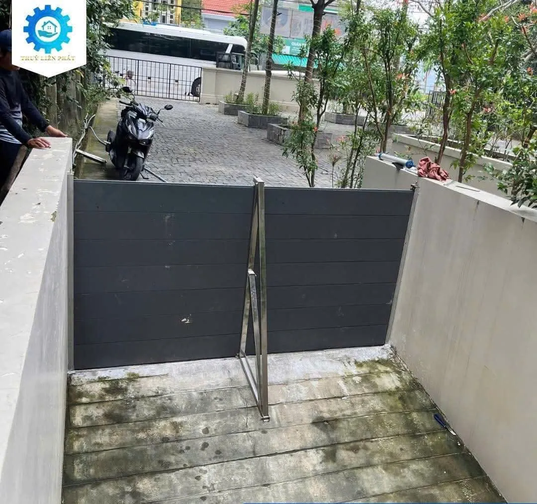 Vách ngăn chống ngập ở lối xuống sân, có trụ tăng cường