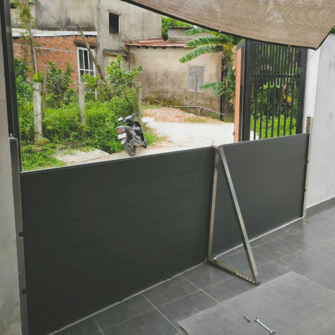 Vách ngăn chống ngập có thanh chống chéo ở cửa sau