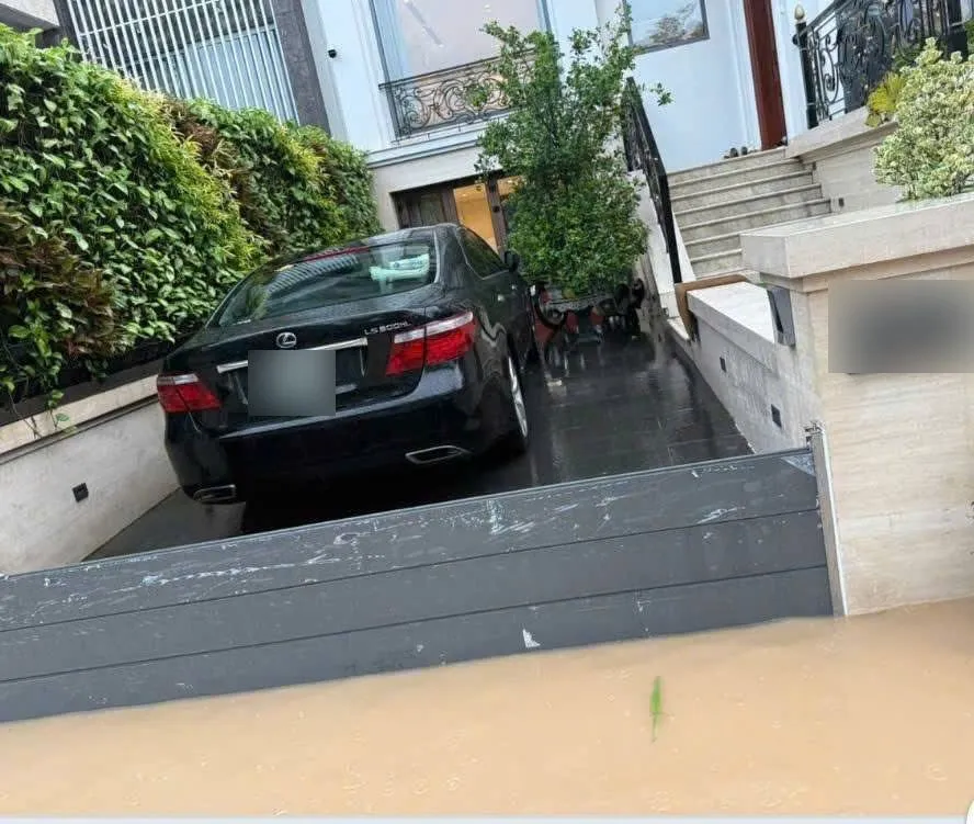 Vách ngăn chống ngập chắn nước trước sân để xe khi đường ngập