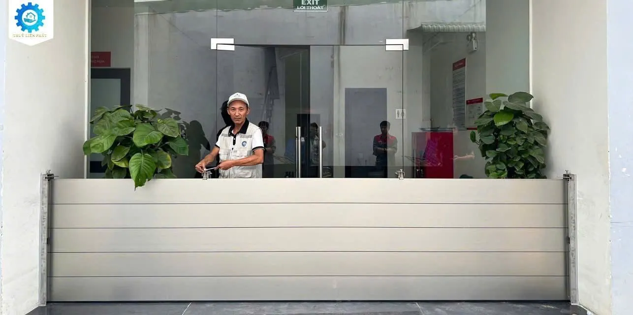 Vách ngăn chống ngập nhôm lắp trước cửa kính cửa hàng Viettel
