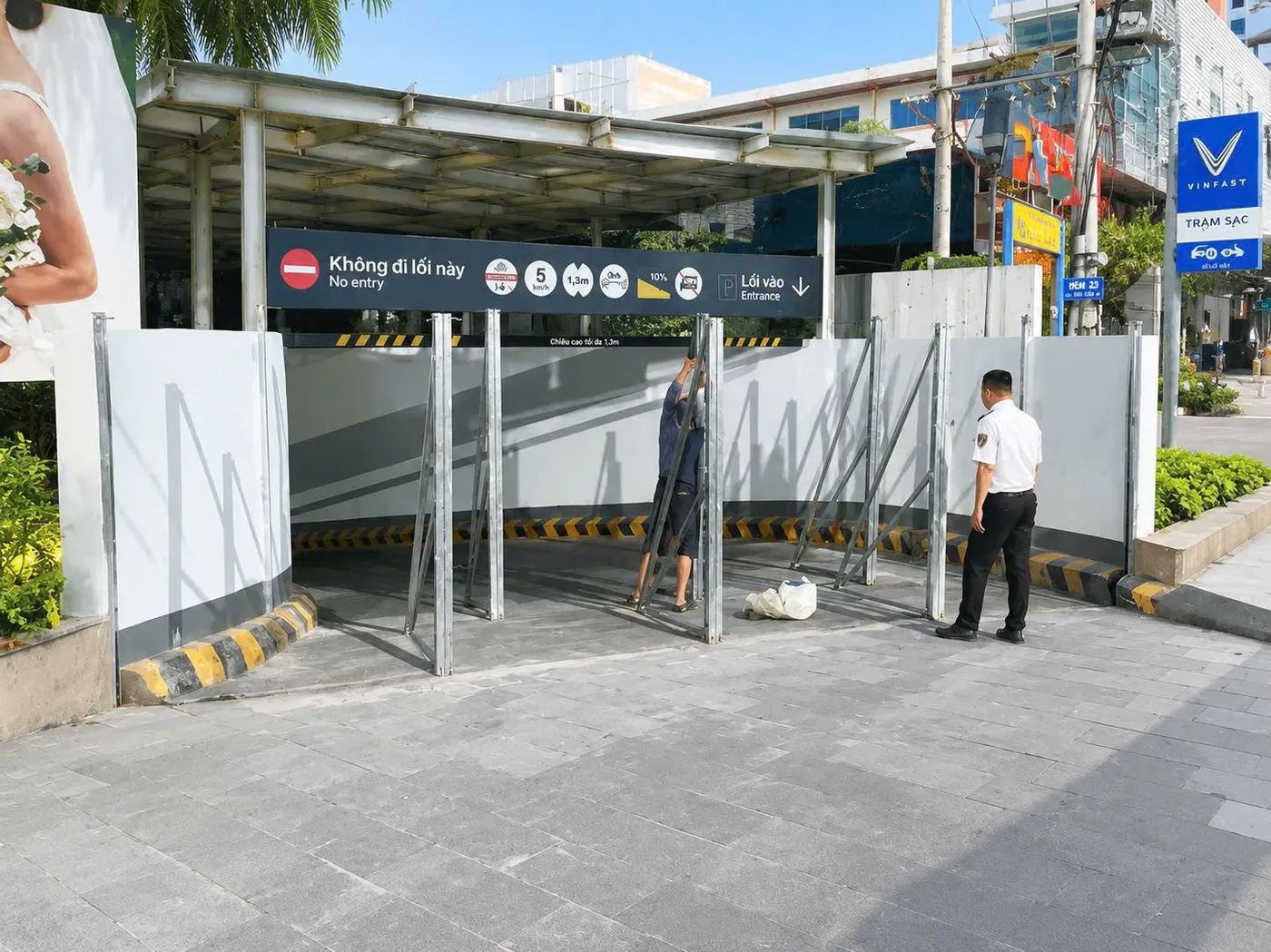Kỹ thuật viên lắp vách ngăn chống ngập lối vào hầm xe Vincom Plaza Huế